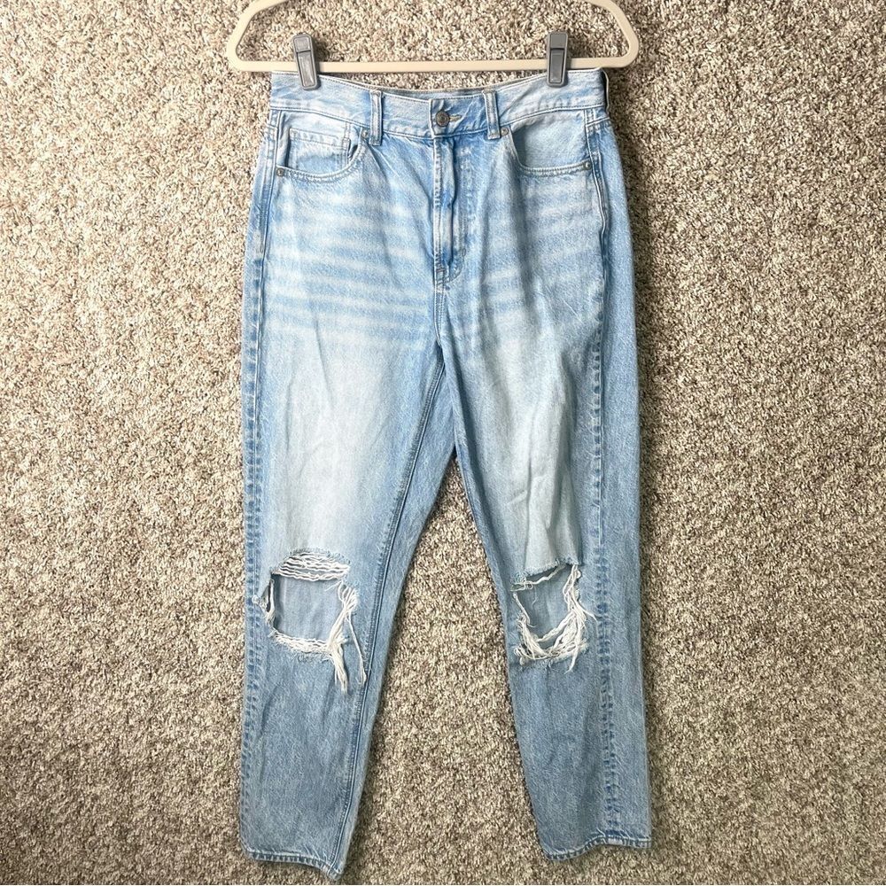 American Eagle Jeans Women’s 4 Light Wash Distressed Denim Mom‎